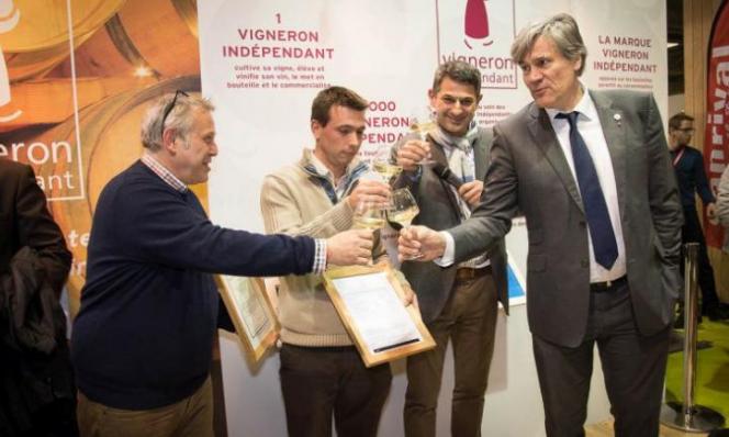 SIA 2016 : Stéphane Le Foll, ministre de l'Agriculture remet les certificats BIO et HVE sur le stand des Vignerons indépendants