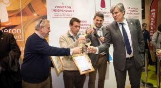 SIA 2016 : Stéphane Le Foll, ministre de l'Agriculture remet les certificats BIO et HVE sur le stand des Vignerons indépendants